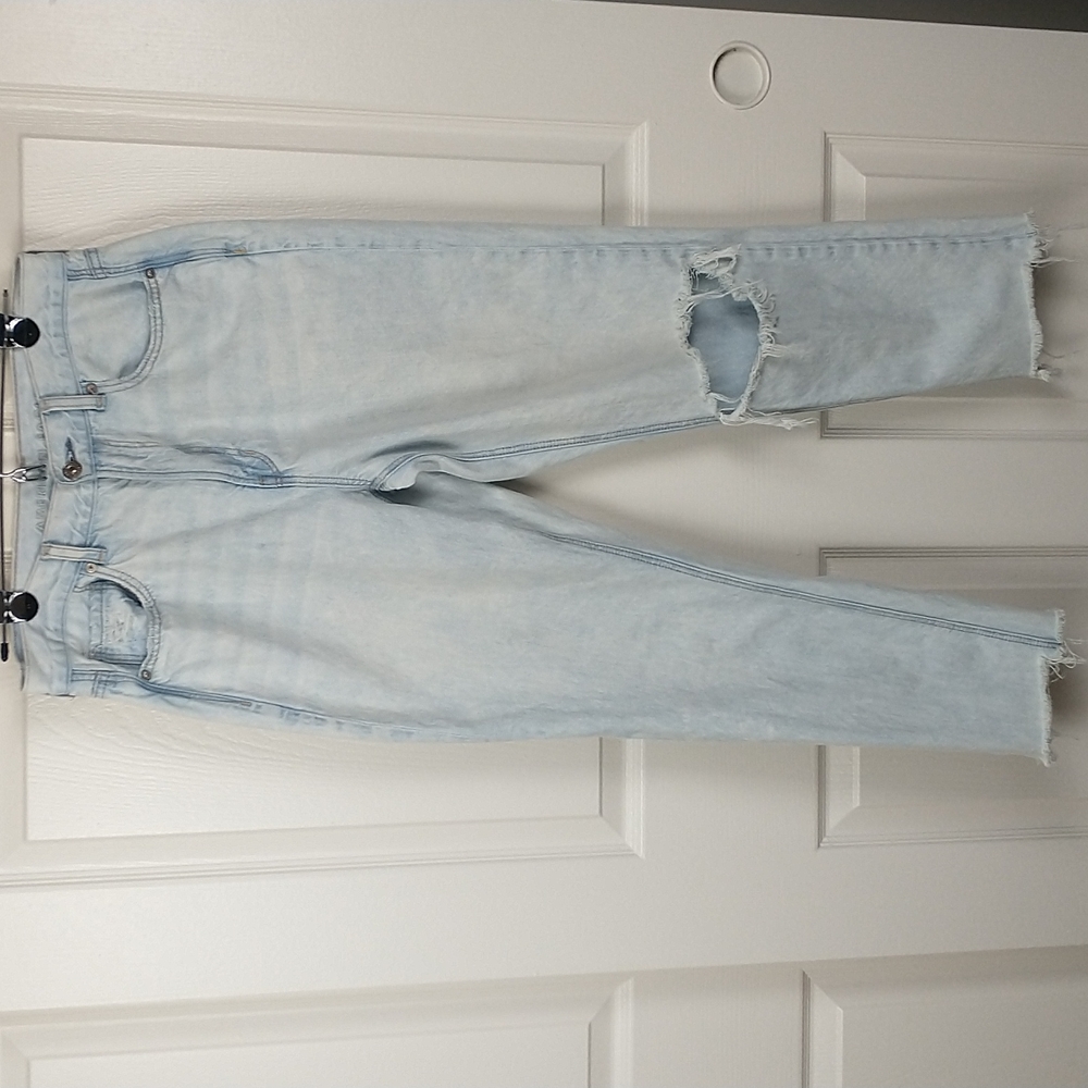 American Eagle high rise ripped distressed light wash raw hem mom jeans size 6